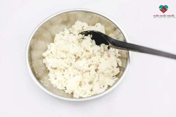Trẻ đau bụng nên ăn cơm trắng