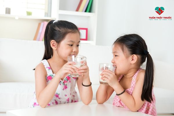 Con ăn khôngtiêu nên làm gì: Khuyến khích con uống nhiều nước
