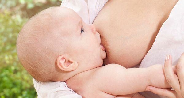 Dinh dưỡng cho trẻ thiếu máu là tăng cường cho bé bú mẹ