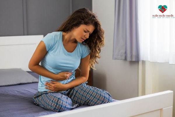 đau bụng quặn từng cơn kèm tiêu chảy do rối loạn tiêu hóa