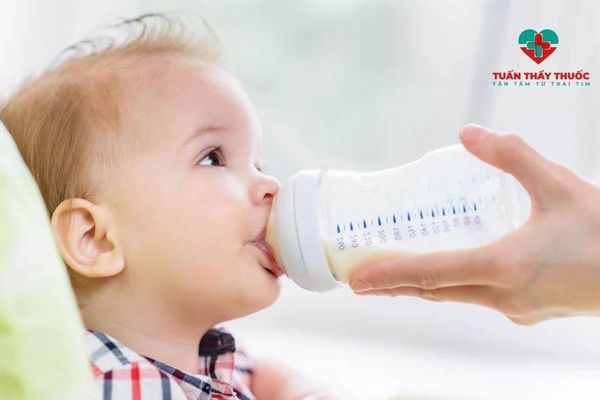 Đổi sữa cho trẻ sơ sinh