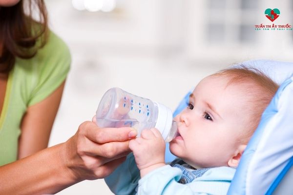 Bù nước điện giải cho trẻ tiêu chảy