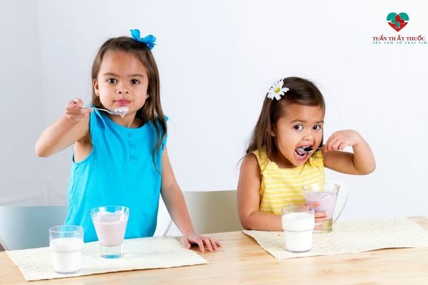 Thời gian cho trẻ ăn sữa chua thích hợp nhất