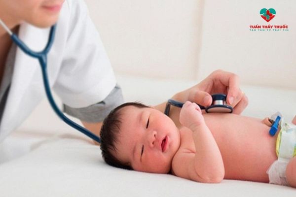 Trẻ sơ sinh thở khò khè và hay vặn mình khi nào cần đưa đến viện