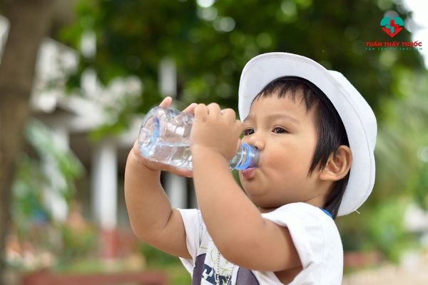 Khuyến khích bé uống đủ nước mỗi ngày