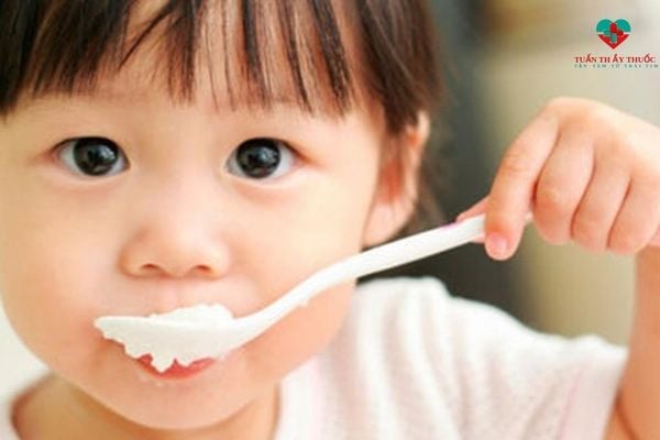 Cho trẻ ăn bữa phụ để bổ sung dinh dưỡng