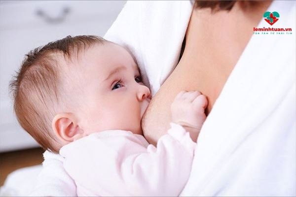 Cho trẻ bổ sung canxi từ sữa mẹ