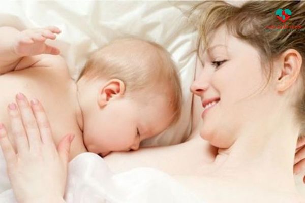 Trẻ bú khi đang ngủ khi đã bổ sung đủ lượng sữa
