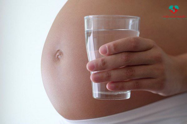 chữa rối loạn tiêu hóa cho bà bầu bằng mẹo uống nhiều nước