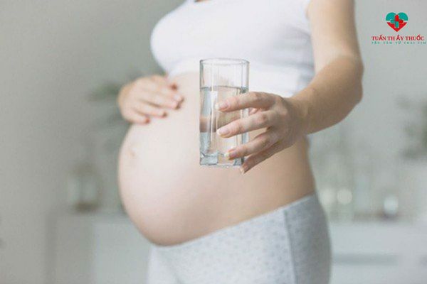 mẹ bầu chán ăn 3 tháng đầu nên cho mẹ bầu uống nhiều nước