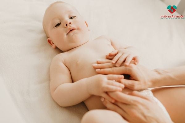 Massage bụng cho trẻ để cải thiện chức năng tiêu hóa