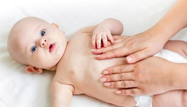 massage bụng cho Trẻ sơ sinh bị đầy hơi khó tiêu