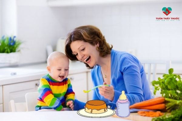 Mẹ nên tạo không khí vui vẻ trong bữa phụ cho bé 8 tháng