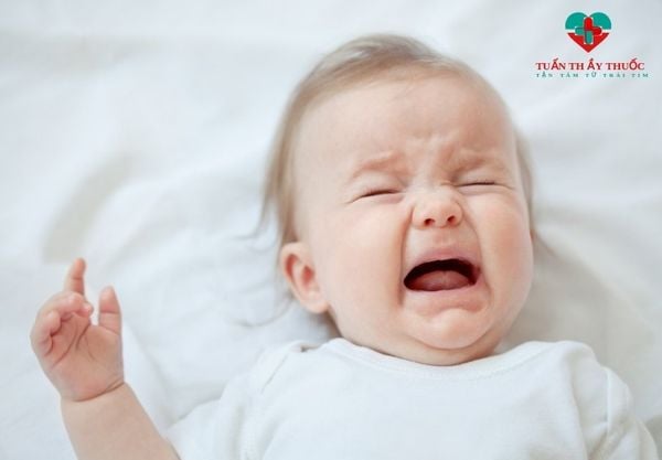 Em bé hay giật mình khi ngủ nguyên nhân sinh lý