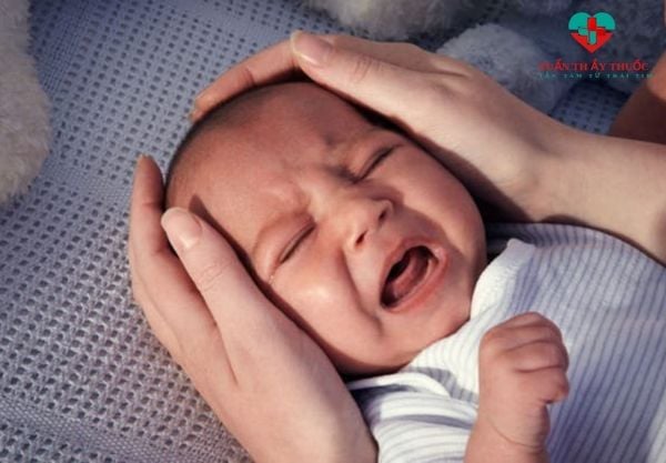 Em bé hay giật mình khi ngủ nguyên nhân bệnh lý