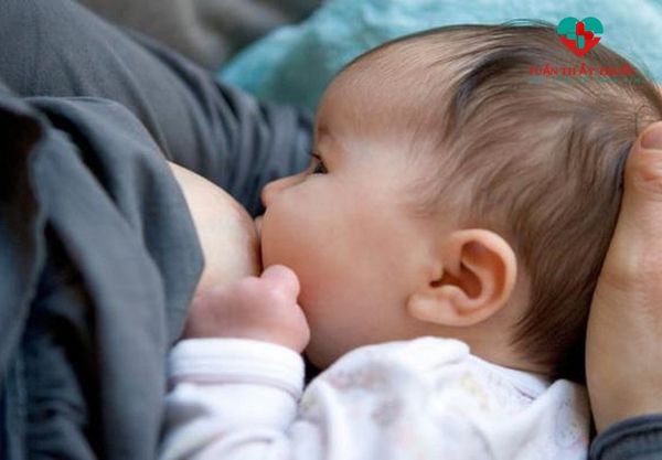 Trẻ đổ mồ hôi đầu nhiều khi ngủ có nguy hiểm hay không