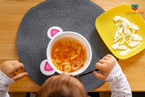 Thực đơn cho bé 13 tháng tuổi có những nhóm chất dinh dưỡng gì?