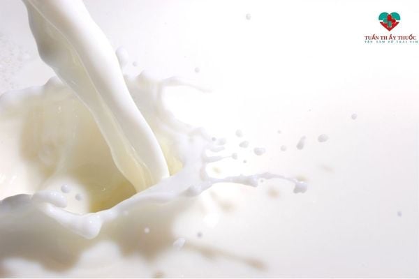 uống sữa để tăng cung cấp lượng vitamin B6
