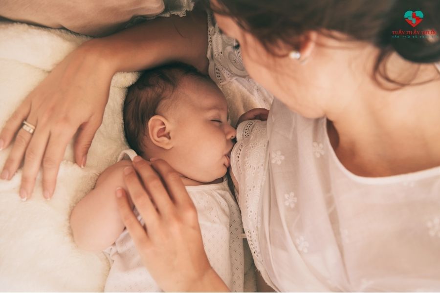sữa mẹ là nguồn cung cấp kháng thể dồi dào cho bé