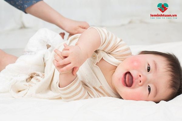 Trẻ bị bụng sôi xì hơi đi ngoài giải pháp từ chuyên gia