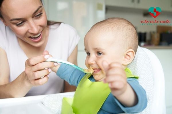 Tạo thói quen ăn uống lành mạnh cho bé  - cách trị bé ăn ngậm