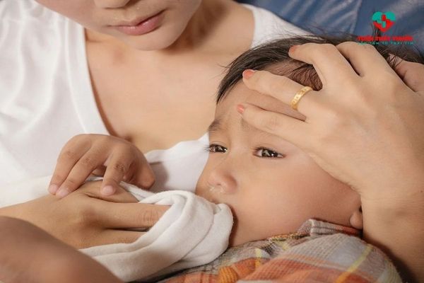 Nôn sốt ở trẻ mẹ nên làm gì?