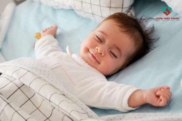 Đảm bảo cho con luôn ngủ đủ giấc là cách để tăng sức đề kháng trong thời điểm giao mùa