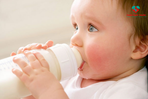 Em bé uống sữa hộp theo nguyên tắc nào?