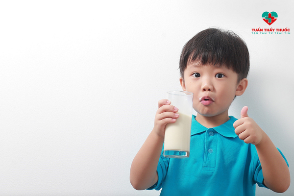 Những lưu ý khi cho em bé uống sữa hộp
