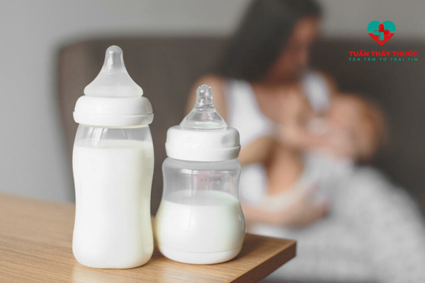 Cho trẻ tắm Sữa mẹ và các loại sữa công thức