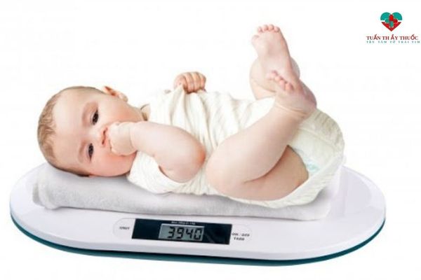 Trẻ sơ sinh chậm tăng cân do nhiều nguyên nhân