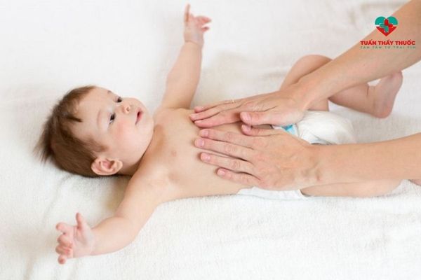 Cách trị táo bón cho trẻ bằng massage bụng cho bé