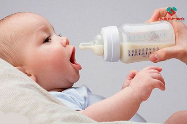 Chữa táo bón cho trẻ sơ sinh bằng cách đổi sữa cho bé