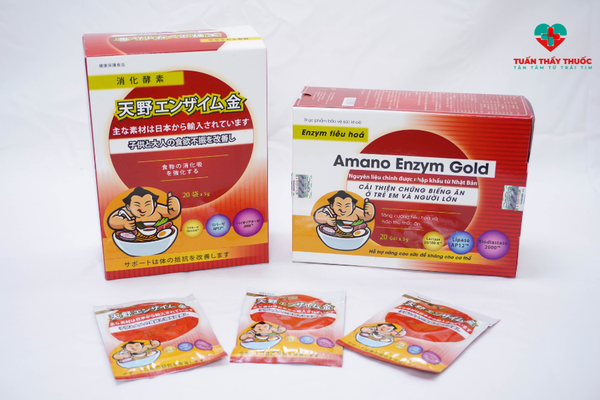 Em bé uống sữa hộp mẹ bổ sung thêm Amano enzym gold cho con