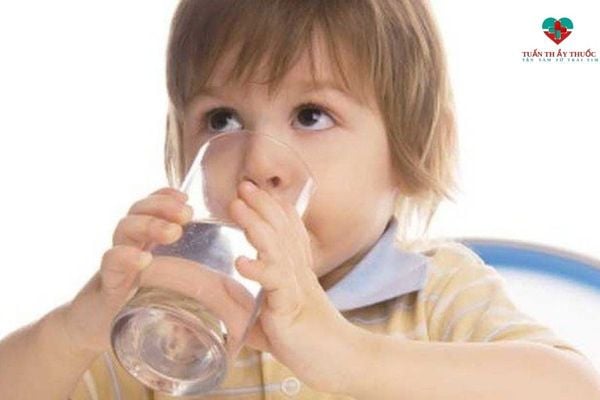 Cho trẻ uống nhiều nước để đi ngoài nhanh