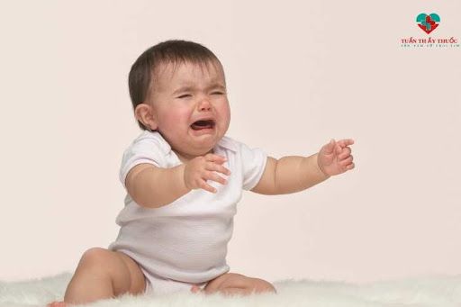 Quấy khóc là biểu hiện thường gặp khi trẻ thiếu Vitamin D3