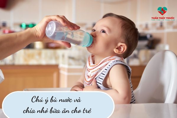 Trẻ bị tiêu chảy nên làm gì: Bù nước cho trẻ