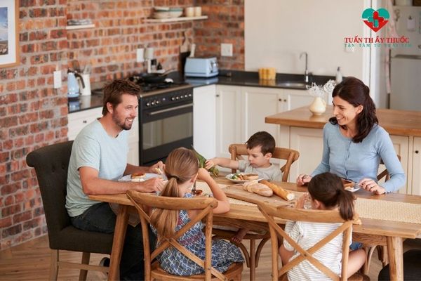 Bữa ăn cả gia đình giúp trẻ ăn hào hứng hơn