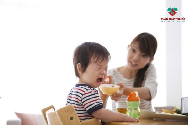 Một số triệu chứng đi kèm khi trẻ con bị táo bón là gì?