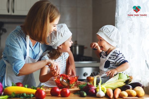 Trẻ bỏ ăn phải làm sao: Cho trẻ tham gia chuẩn bị bữa ăn