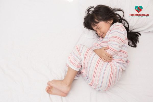Trẻ đau bụng trên rốn buồn nôn nếu không điều trị hậu quả là gì?