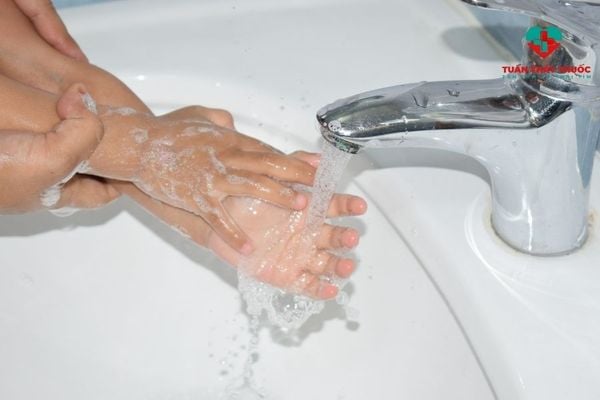 Giữ vệ sinh sạch sẽ cho trẻ để ngăn ngừa tiêu chảy