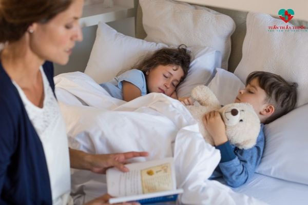 Trẻ khó ngủ có nhiều nguyên nhân chứ không phải là thiếu canxi