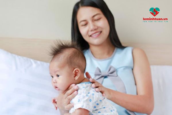 Cách giúp bé sơ sinh tiêu hóa tốt - vỗ ợ hơi cho bé