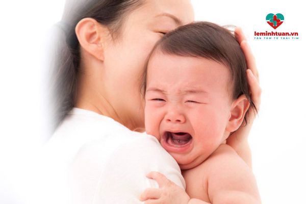 Trẻ 2 tuổi quấy khóc không rõ nguyên nhân có thể do gặp vấn đề về thần kinh