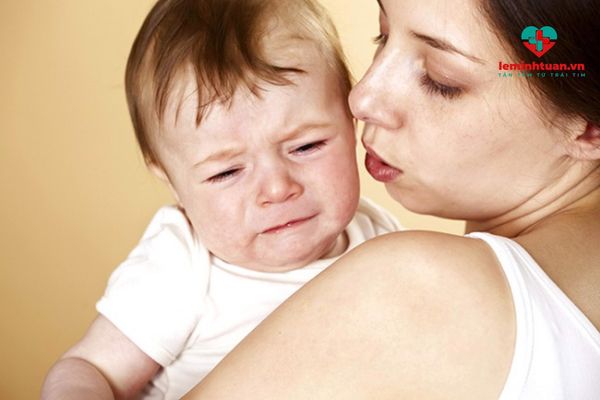 Khi nào trẻ 2 tuổi quấy khóc không rõ nguyên nhân cần đưa đến gặp bác sĩ