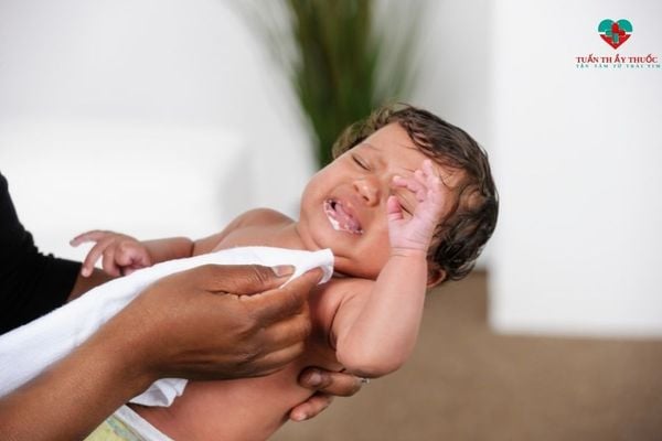 Trẻ sơ sinh bị nôn trớ nhiều lần trong ngày có dấu hiệu gì?