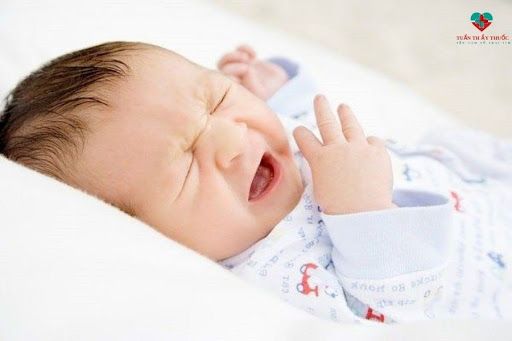Trẻ sơ sinh bị rôm sảy quấy khóc vì ngứa ngáy