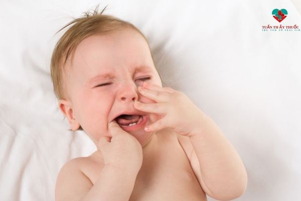 Trẻ sốt mọc răng có biểu hiện gì