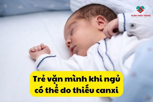 Trẻ vặn mình khi ngủ có thể do thiếu canxi